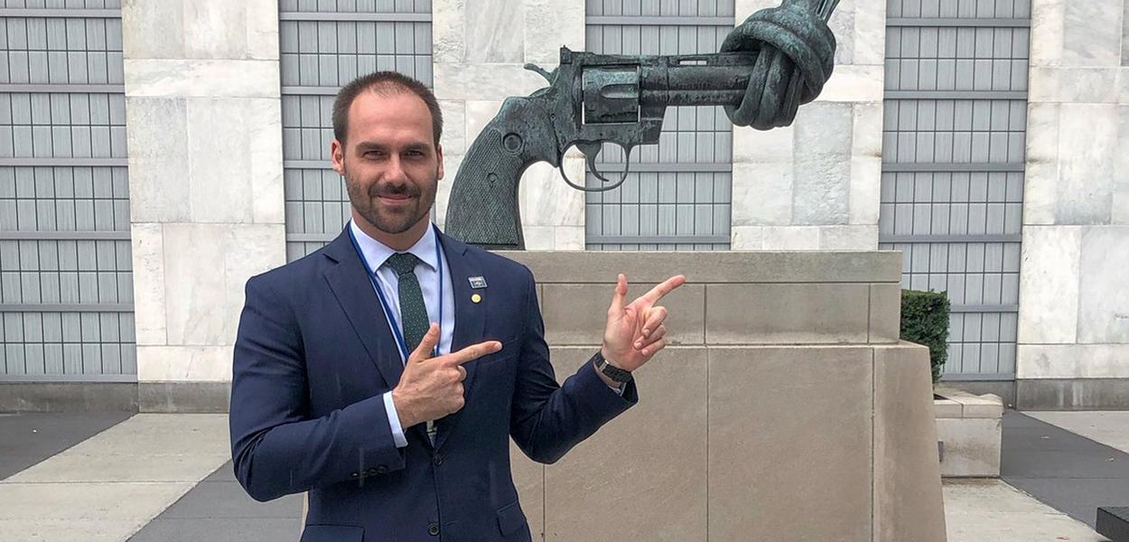 Eduardo Bolsonaro faz gesto de arma em frente a monumento pela paz