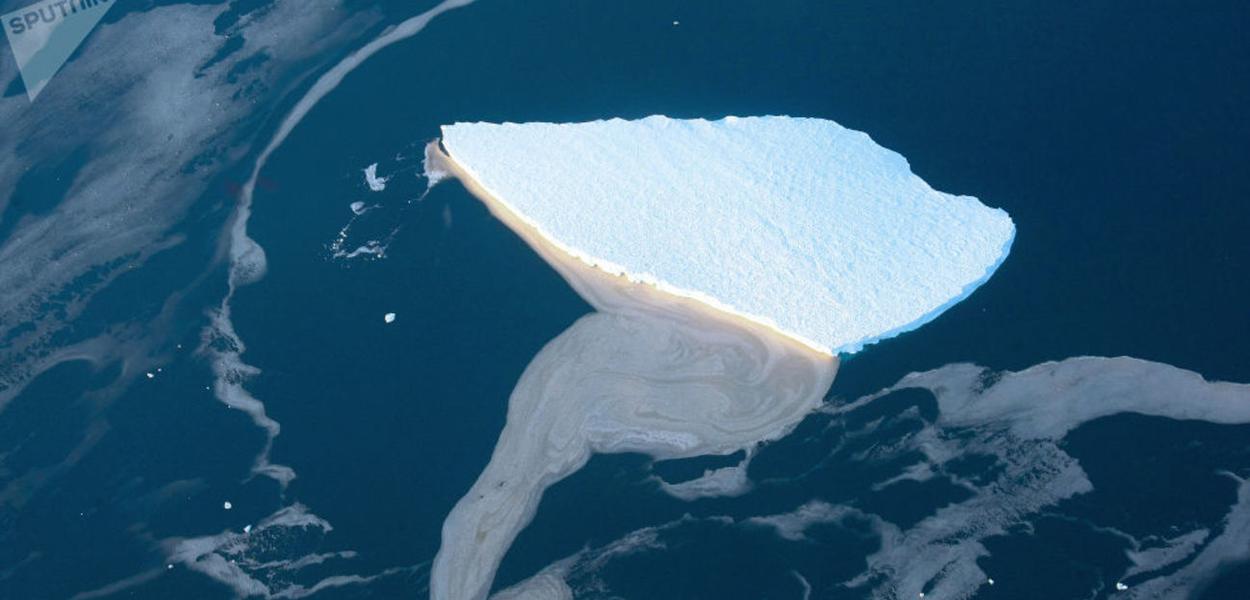 Iceberg se desprende da plataforma Amery, na Antártica.
