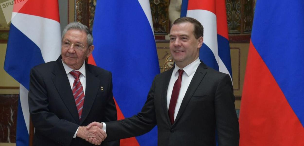 Raúl Castro e Dimitri Medvedev