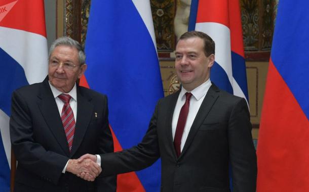 Raúl Castro e Dimitri Medvedev