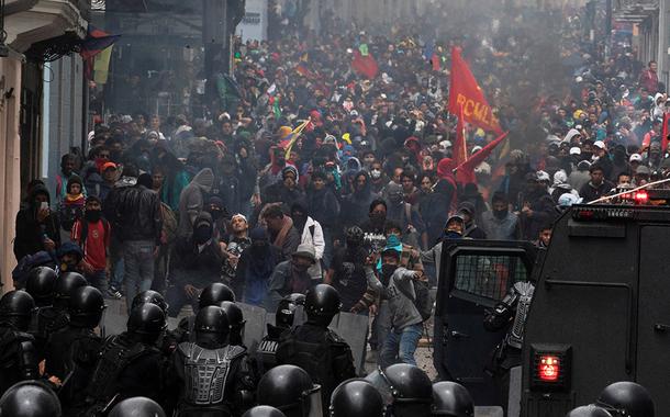 Manifestantes entram em confronto com tropa de choque em Quito