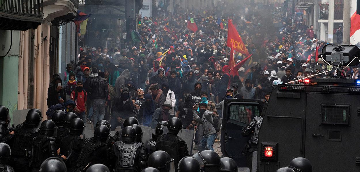 Manifestantes entram em confronto com tropa de choque em Quito