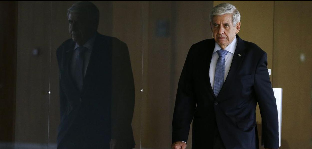 O general da reserva Augusto Heleno, futuro ministro da Defesa no governo de Jair Bolsonaro, chega para reunião com o ministro da Casa Civil, Eliseu Padilha, no Palácio do Planalto.