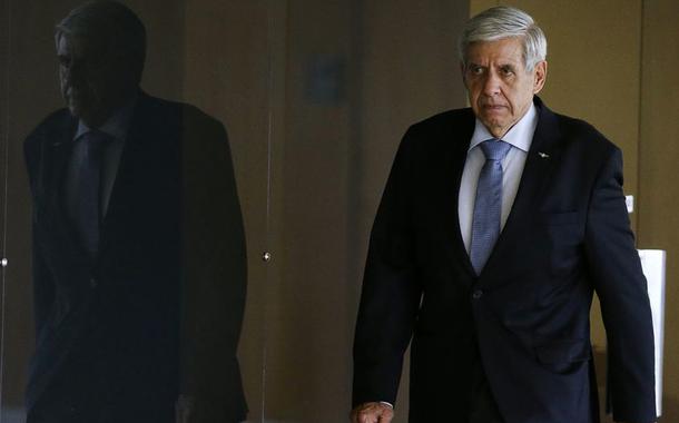 O general da reserva Augusto Heleno, futuro ministro da Defesa no governo de Jair Bolsonaro, chega para reunião com o ministro da Casa Civil, Eliseu Padilha, no Palácio do Planalto.
