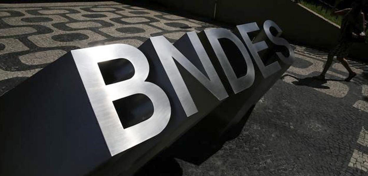 Logo do BNDES na entrada da sede do banco no Rio de Janeiro