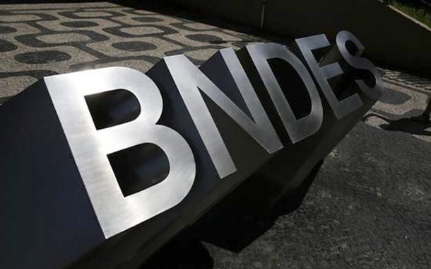 Logo do BNDES na entrada da sede do banco no Rio de Janeiro