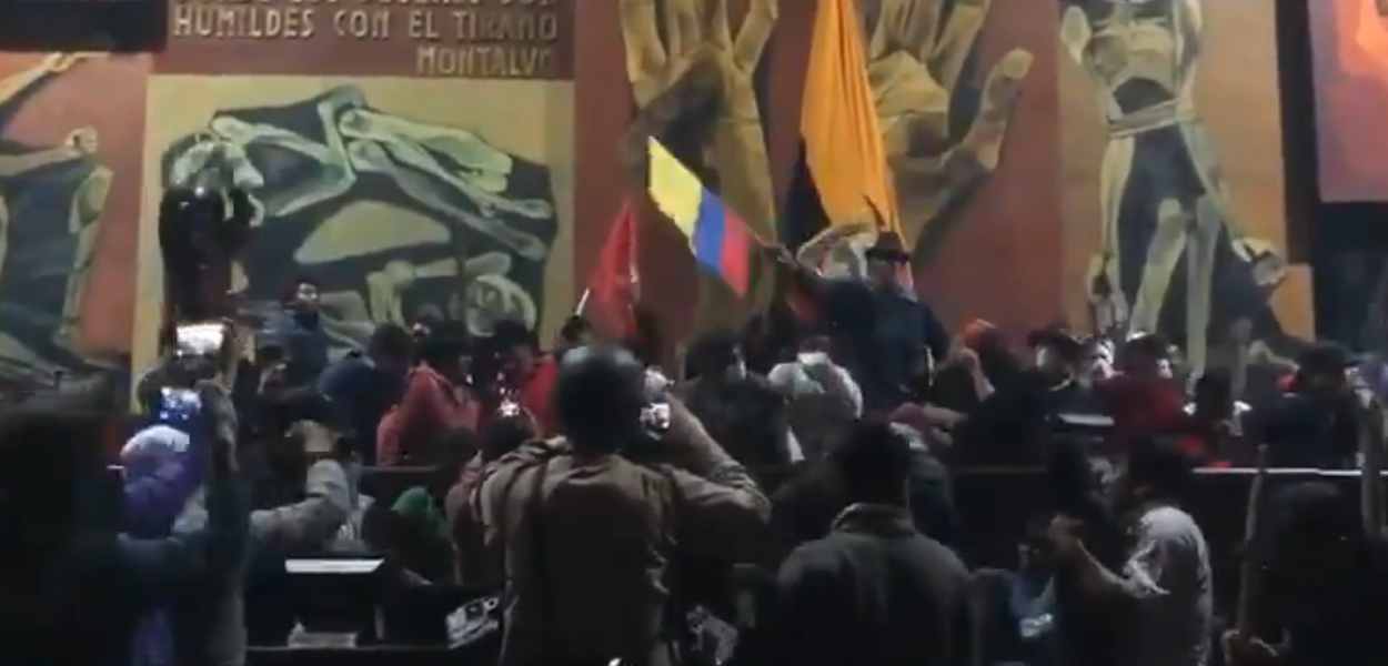 Manifestantes invadem Assembleia Nacional do Equador