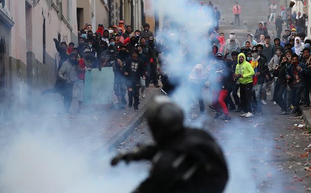 Manifestantes entram em confronto com forças de segurança em Quito