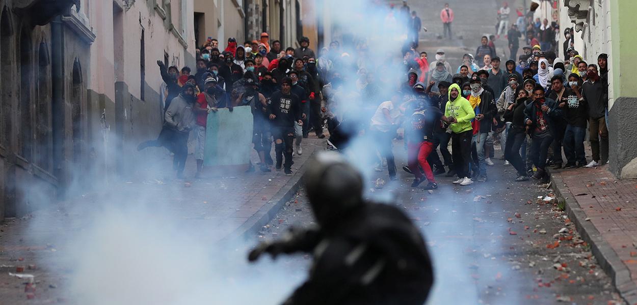 Manifestantes entram em confronto com forças de segurança em Quito