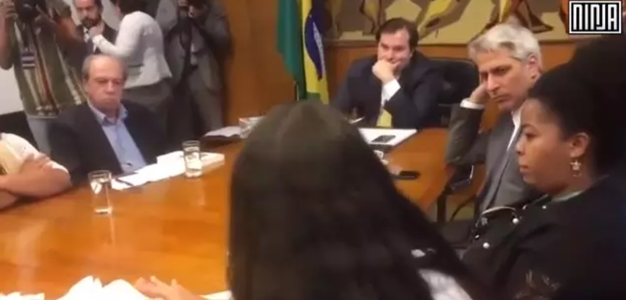 Bruna Silva fala com Rodrigo Maia