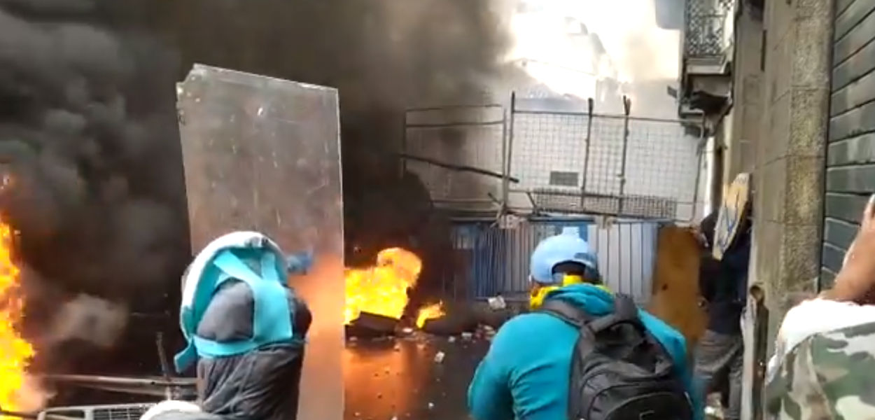 Protesto em frente ao Palácio Presidencial de Quito, Equador.