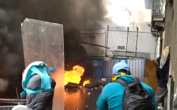 Protesto em frente ao Palácio Presidencial de Quito, Equador.