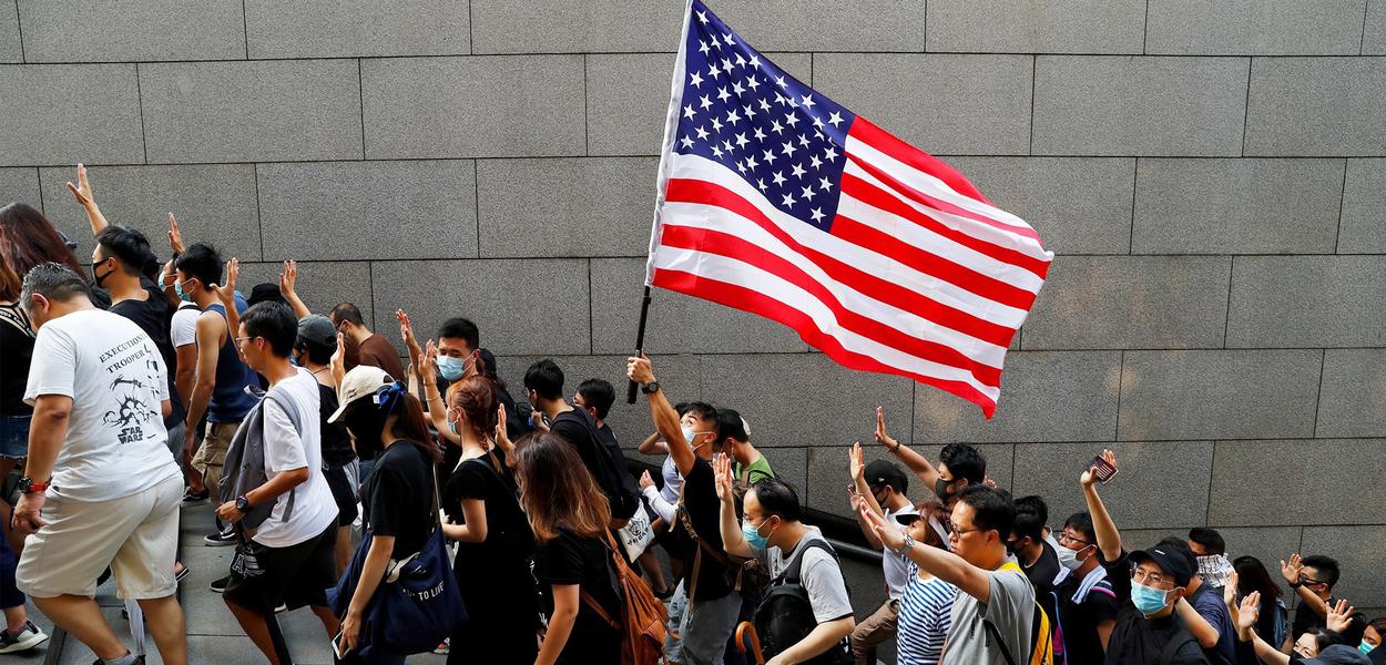 Manifestantes em Hong Kong, China, com bandeira dos Estados Unidos.