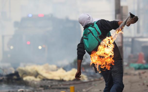 Com um coquetel Molotov, manifestante protesta contra o governo do Equador