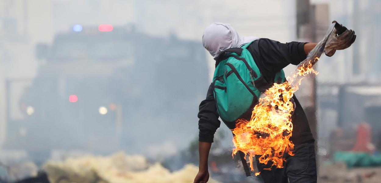 Com um coquetel Molotov, manifestante protesta contra o governo do Equador