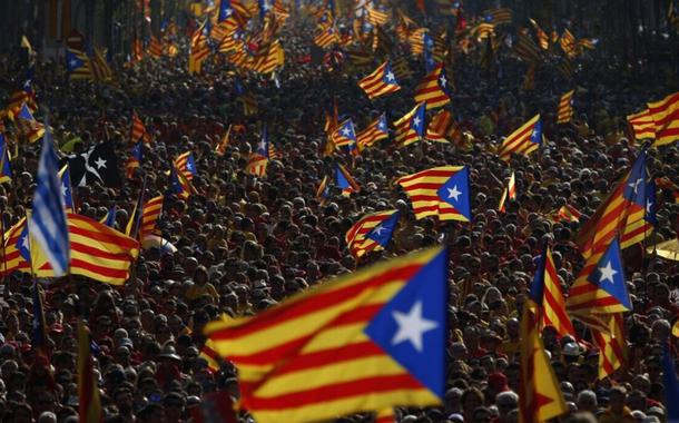 Bandeiras da Catalunha em meio à multidão