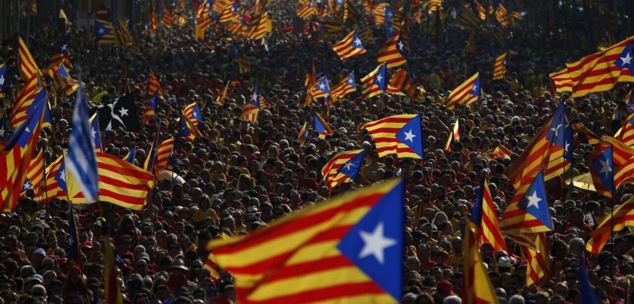 Bandeiras da Catalunha em meio à multidão