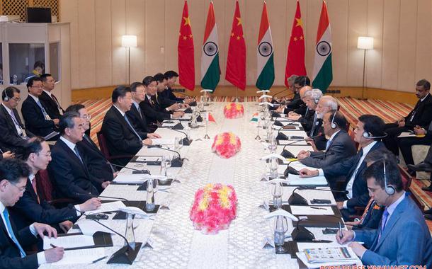 Xi JInping e Narendra Modi em reunião