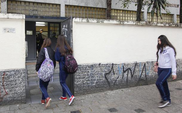 Alunos entrando na escola