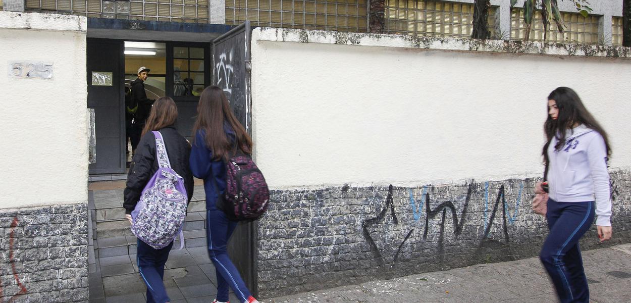 Alunos entrando na escola