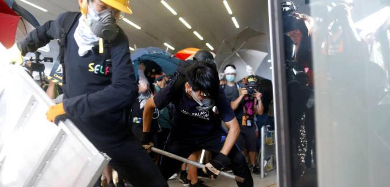 Manifestantes entram no prédio do legislativo em Hong Kong