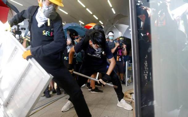 Manifestantes entram no prédio do legislativo em Hong Kong