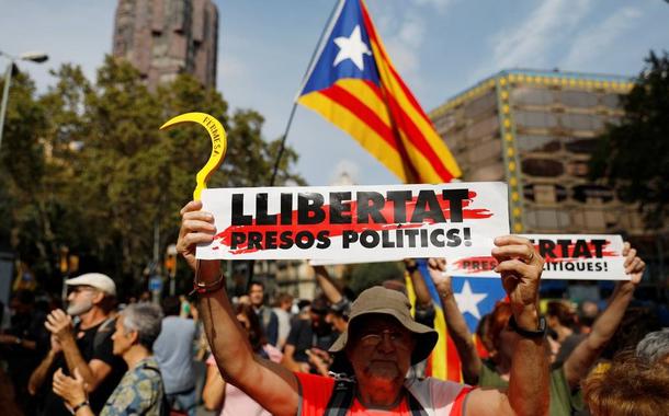 Manifestantes vão às ruas em Barcelona