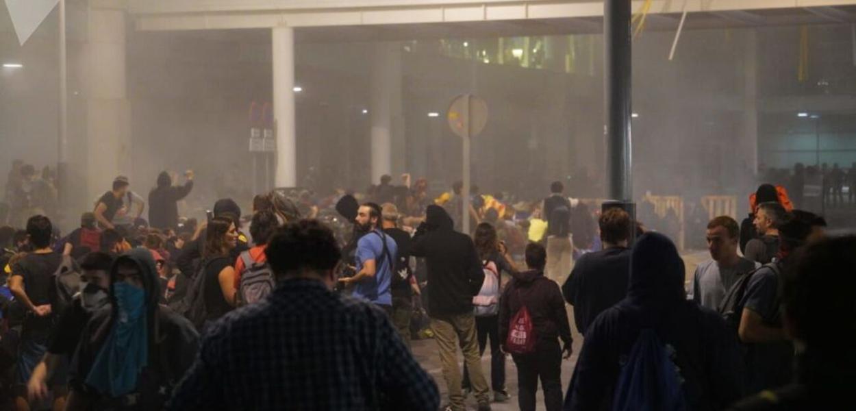 Protesto pró-Catalunha no aeroporto de El Prat, em Barcelona.