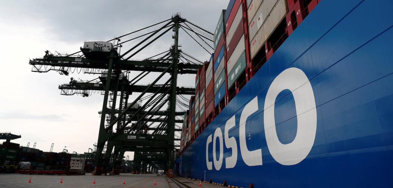 Navio da Cosco em Cingapura.