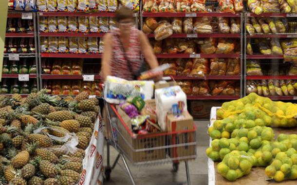 Cliente faz compras em supermercado em São Paulo