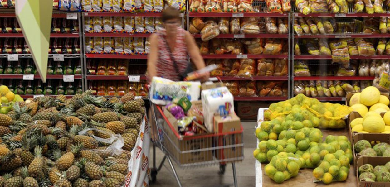 Cliente faz compras em supermercado em São Paulo