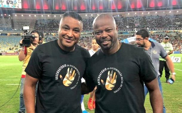 Roger Machado e Marcão vestem camisa contra o racismo