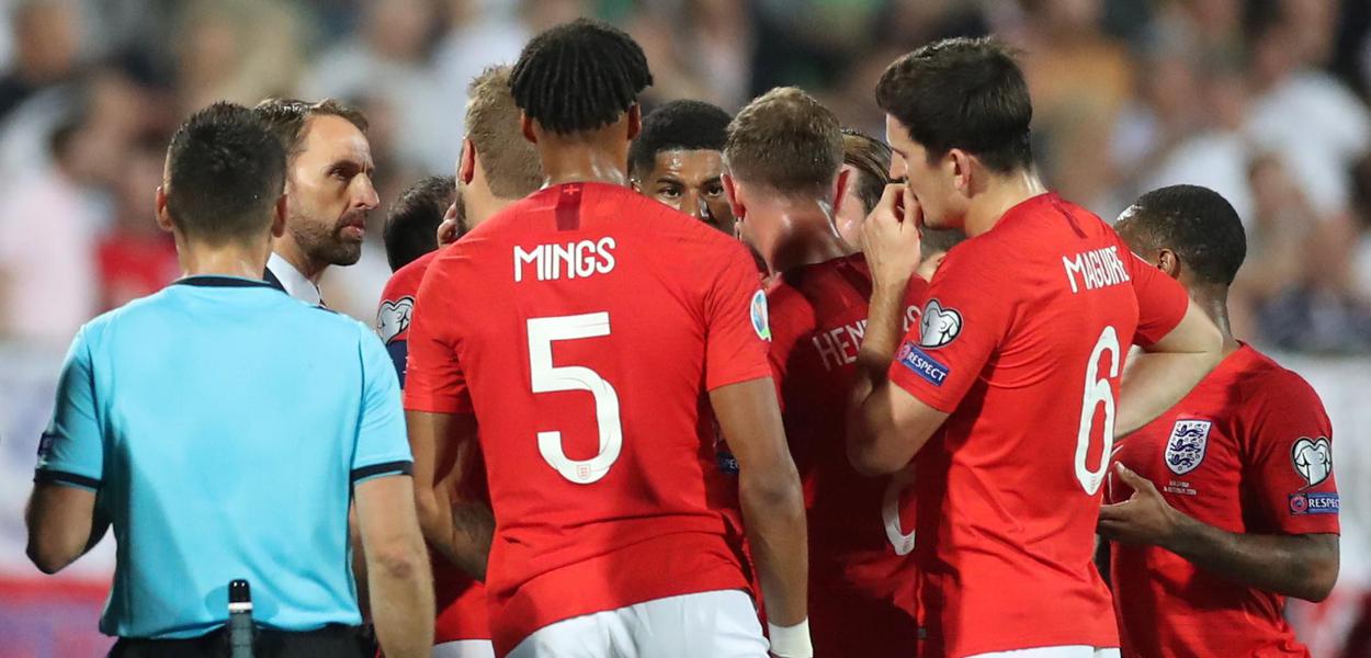 Jogadores da Inglaterra, na Bulgária, em jogo marcado pelo racismo da torcida.
