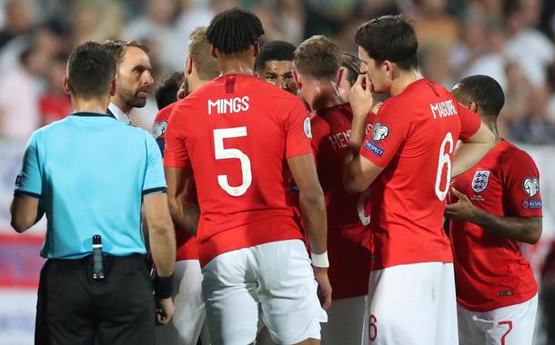 Jogadores da Inglaterra, na Bulgária, em jogo marcado pelo racismo da torcida.
