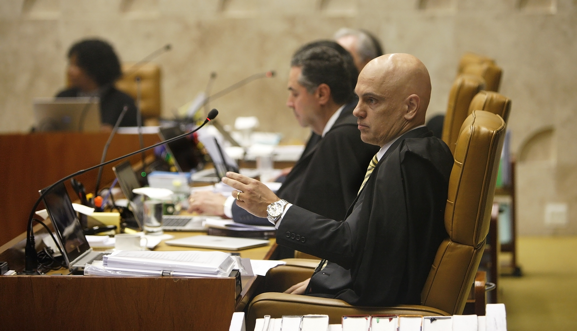 Alexandre de Moraes e, ao fundo, Luís Roberto Barroso