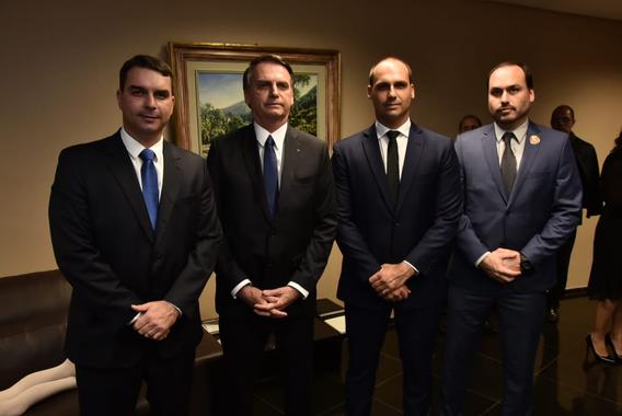 Bolsonaro governa em coalizão. Com os filhos     