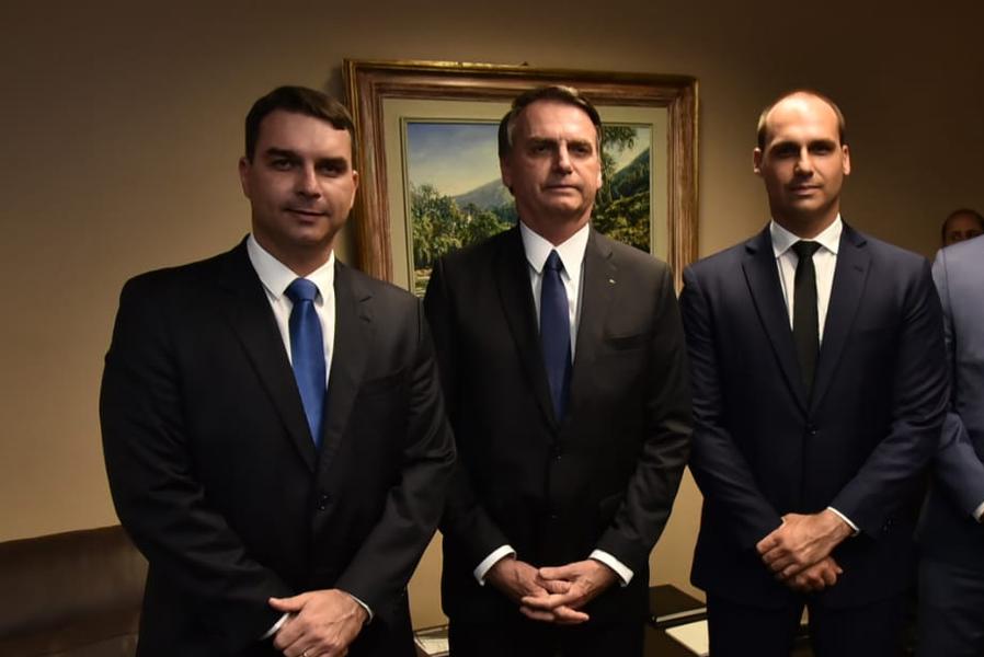 Bolsonaro governa em coalizão. Com os filhos     