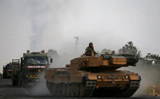 Veículos das forças militares turcas em estrada próximo à cidade fronteiriça de Ceylanpinar