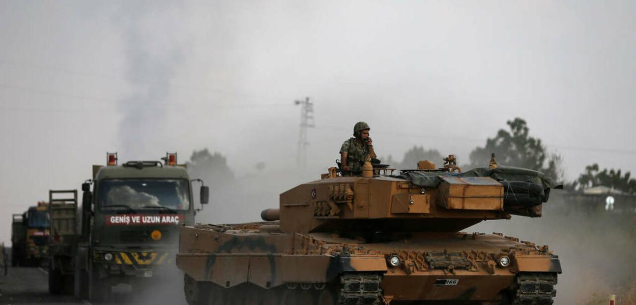 Veículos das forças militares turcas em estrada próximo à cidade fronteiriça de Ceylanpinar