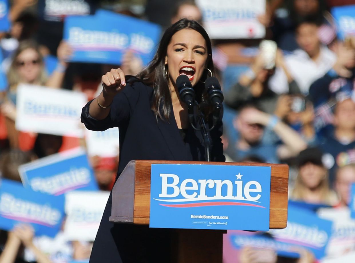 Deputada Alexandria Ocasio-Cortez apoia Bernie Sanders