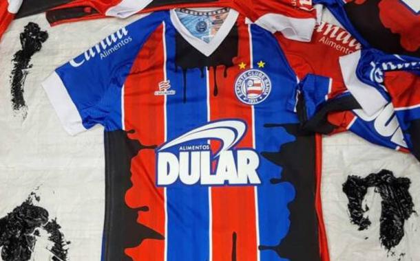 Camisa do Bahia suja de óleo