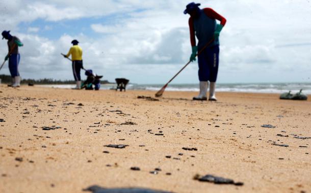 Voluntários tiram petróleo das praias do Nordeste