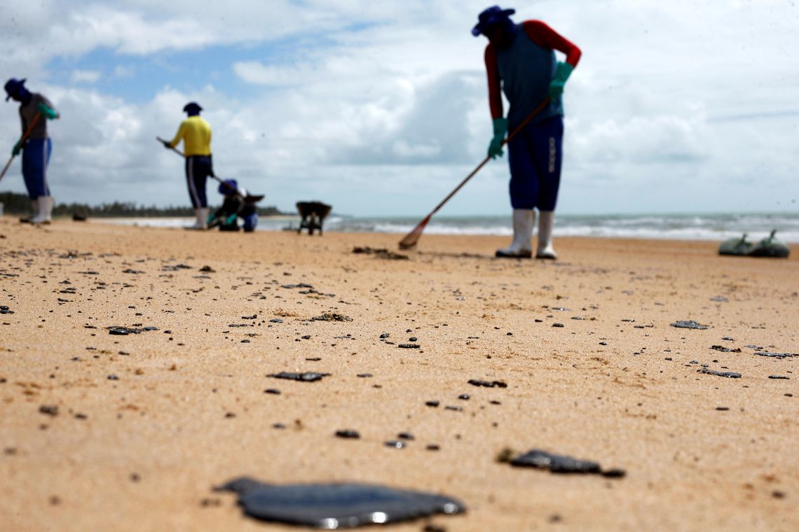 Voluntários tiram petróleo das praias do Nordeste (Foto: REUTERS / Adriano Machado) Voluntários tiram petróleo das praias do Nordeste