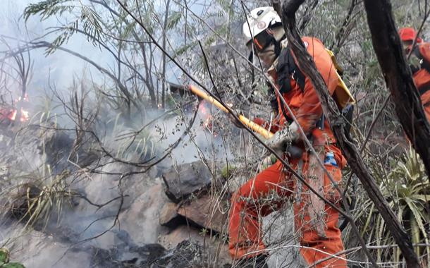 Bombeiros tentam apagar incêndio na Chapada Diamantina