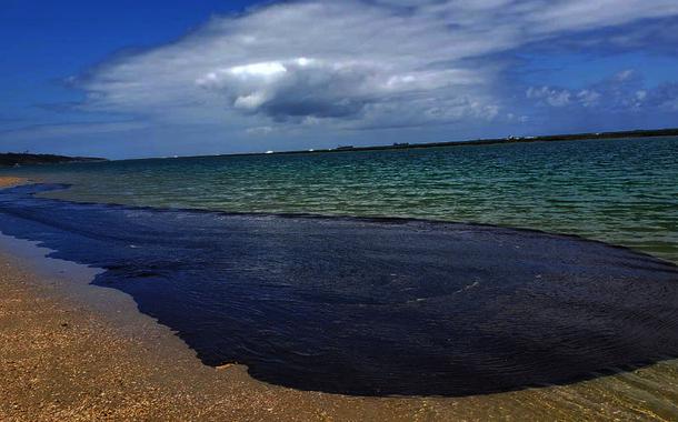 Pernambuco 20 10 2019  Cabo de SÃ£o Agostinho empPernambuco Ã³leo estacionado na praia mostra o tamanho do do crime ambiental nas praias do Nordeste  â Foto: Salve MaracaÃ­pe