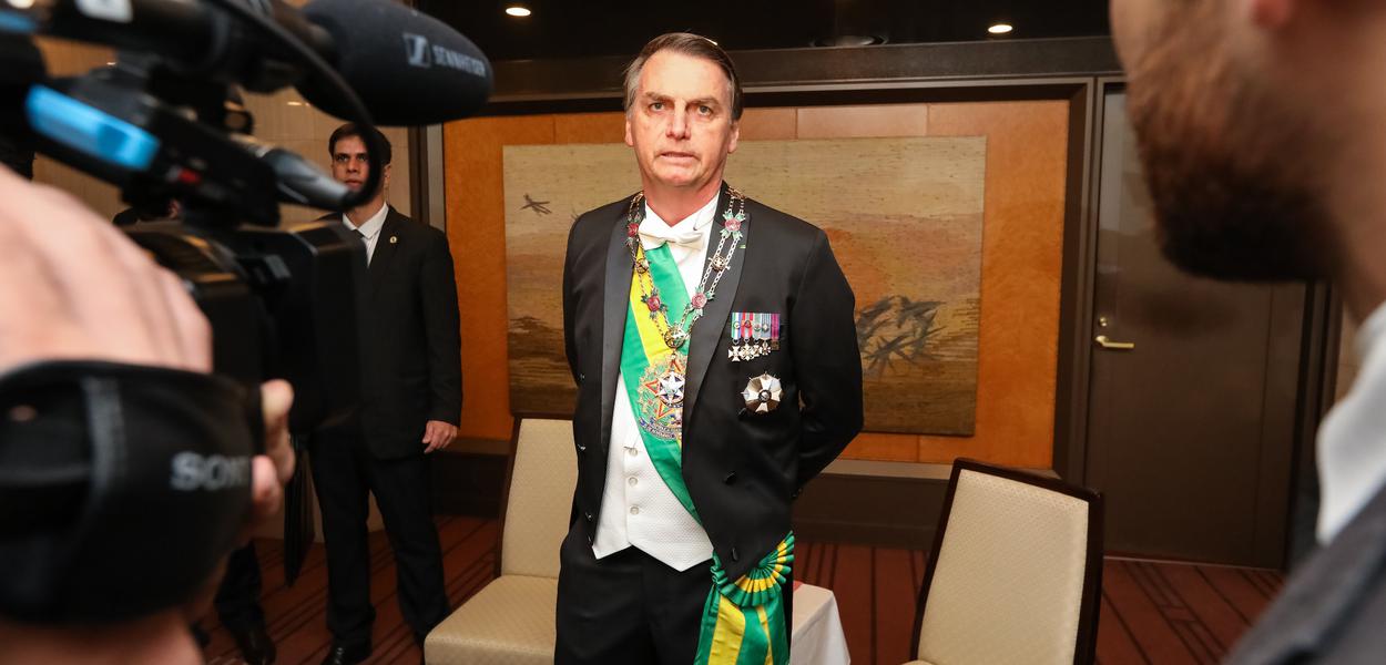 Jair Bolsonaro conversa com a Imprensa (22 out) na saída para a cerimônia de entronização