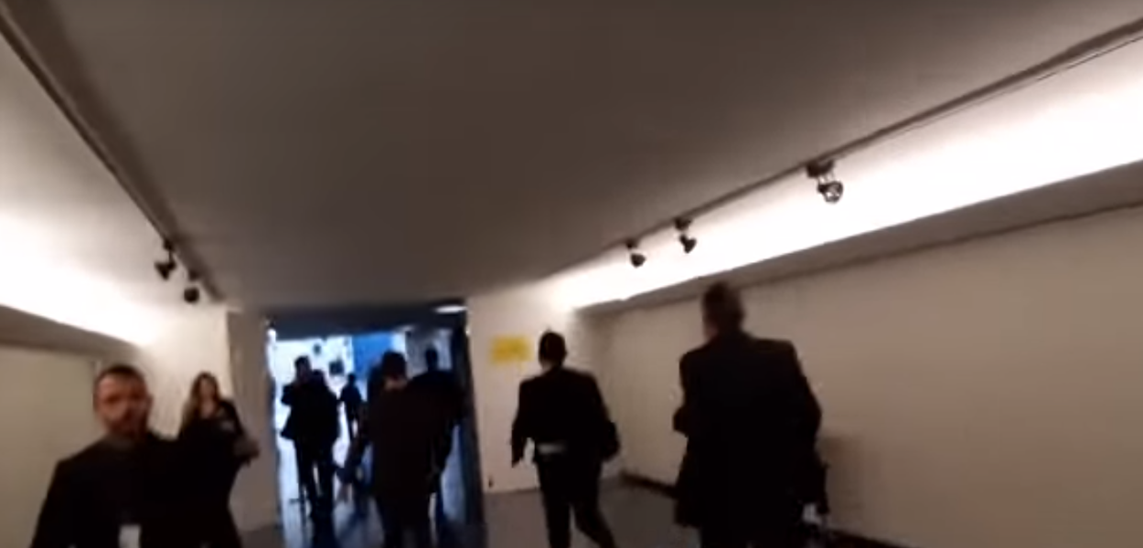 Eduardo Bolsonaro corre da imprensa