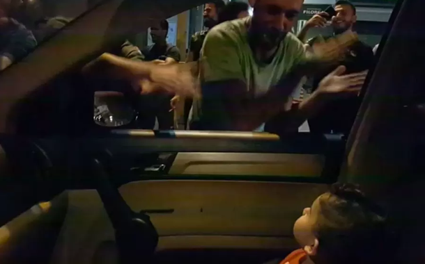 Manifestantes cantando para criança