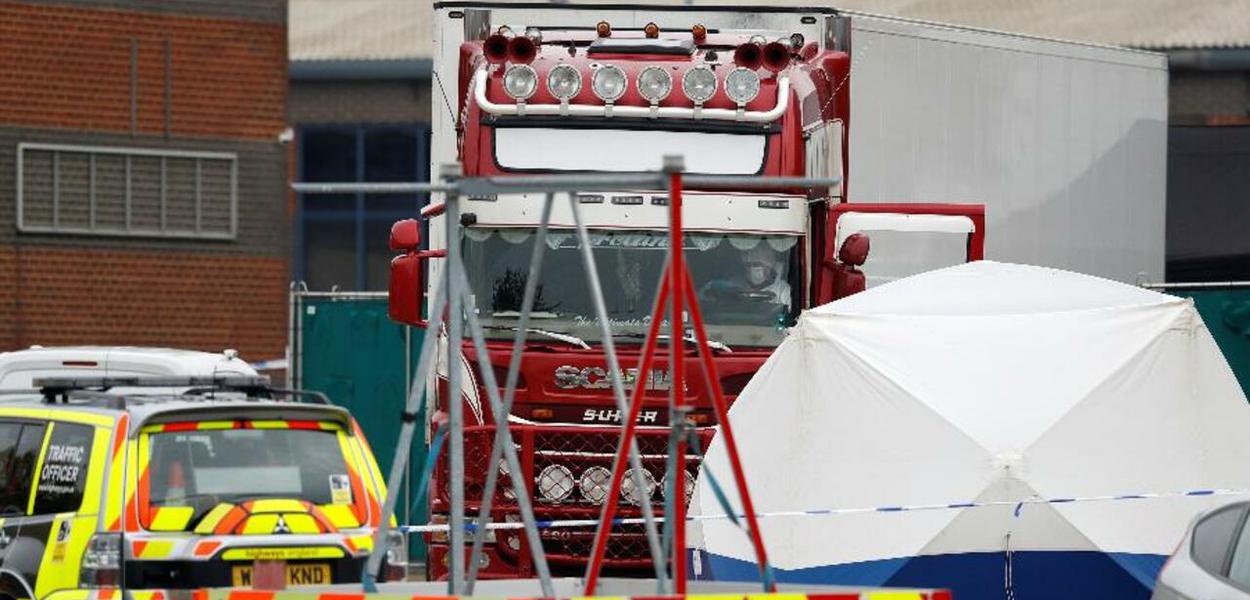 Caminhão localizado em Essex carregando 39 cadáveres