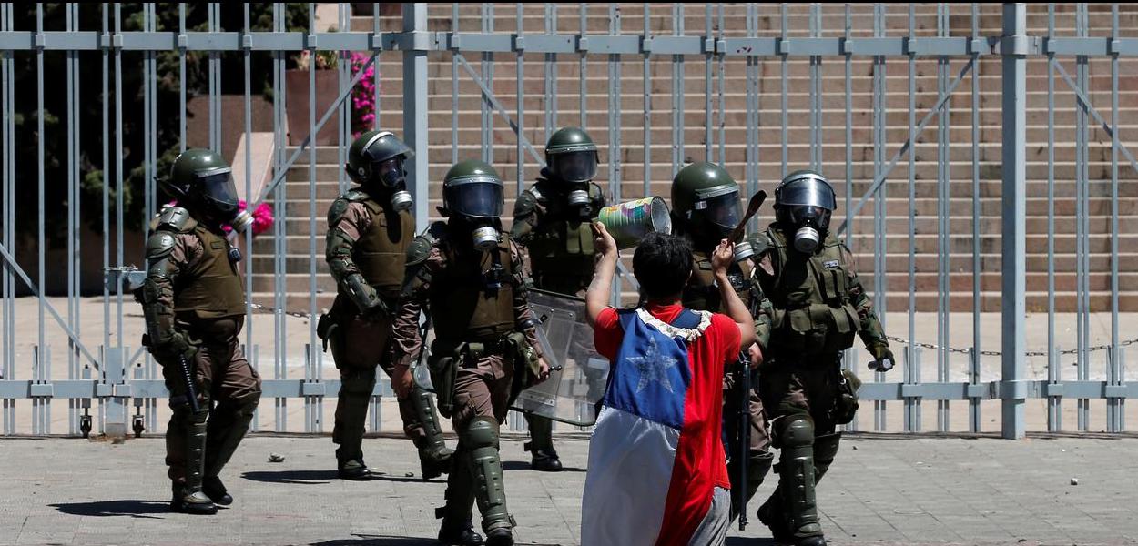 Policiais do Chile tentam conter manifestações